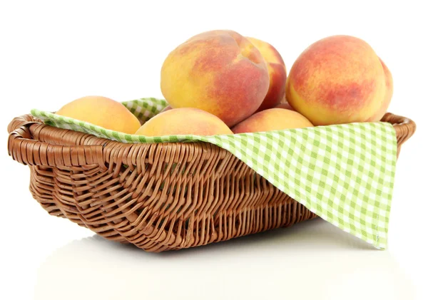 柳条篮、 成熟甜桃白隔离 — 图库照片