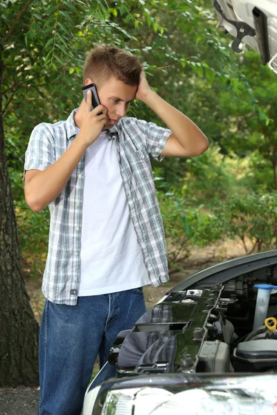 Uomo che chiama il servizio di riparazione dopo guasto auto — Foto Stock