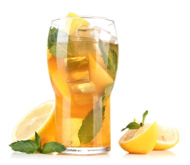 buzlu çay limon ve nane üzerinde beyaz izole