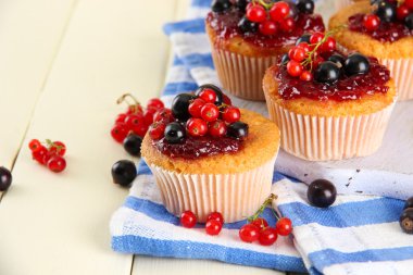 Beyaz ahşap masa üzerinde meyveleri ile lezzetli muffins