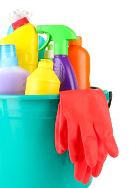 temizlik maddeleri üzerinde beyaz izole kova