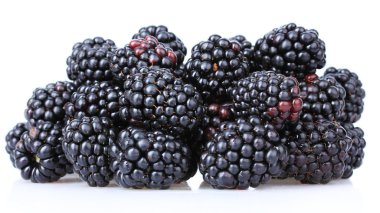 tatlı Blackberry'li üzerinde beyaz izole et.