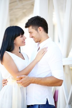 güzel genç Romantik Çift, açık havada