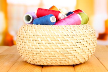 hasır sepet ve aksesuarlar, iğne işi parlak zemin üzerine ahşap tablo