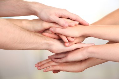 parlak arka plan Birleşik eller. kavramsal fotoğrafı: takım çalışması