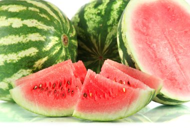 Olgun karpuz üzerinde beyaz izole