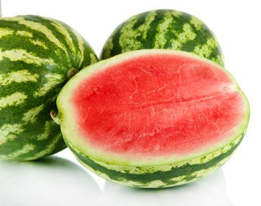 Olgun karpuz üzerinde beyaz izole