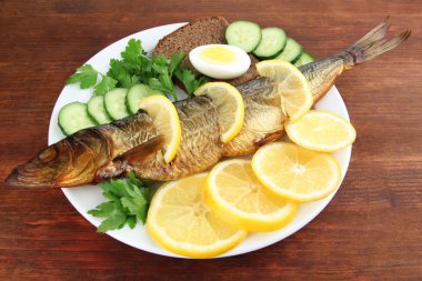 Füme Balık plaka üzerinde kapat