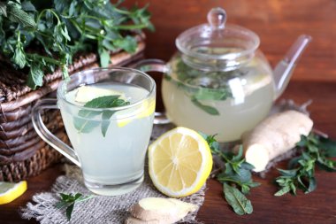 Kettle ve çay zencefil parlak zemin üzerine ahşap tablo ile