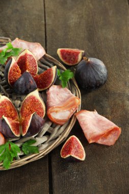 gri ahşap masa üzerinde jambon ile lezzetli incir