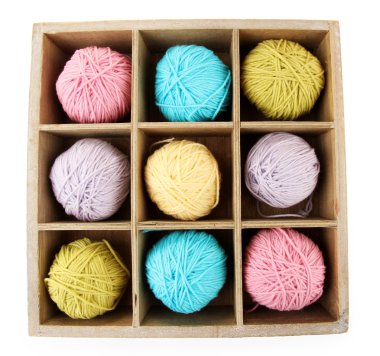 Ahşap kutusunda üzerinde beyaz izole renkli cam clews