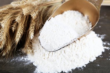 ahşap masa vurgunun içinde kepekli un