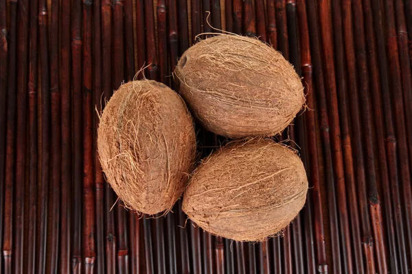 Кокоси на бамбуковому килимку крупним планом — стокове фото