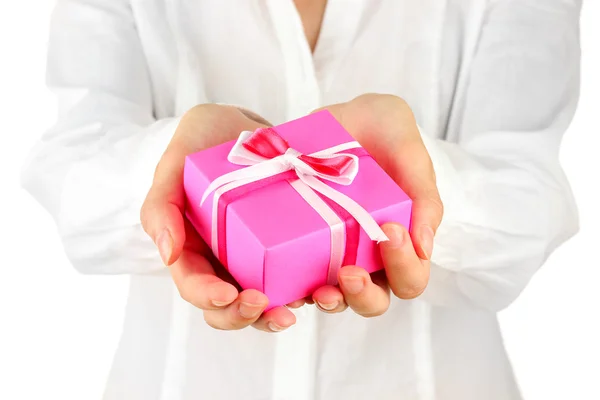 Femme tient une boîte avec un cadeau sur fond blanc gros plan — Photo
