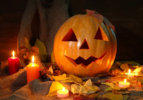 Calabaza de halloween y hojas de otoño, sobre fondo de madera — Foto de Stock