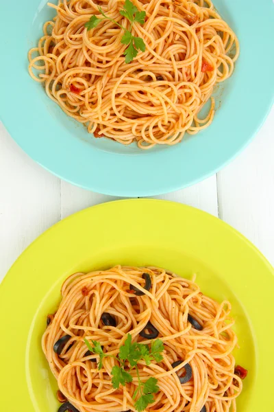 Espaguetis italianos en platos sobre mesa de madera — Foto de Stock