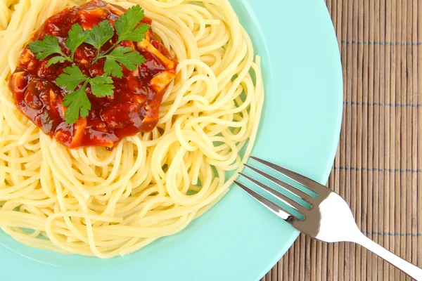 Espaguetis italianos en plato sobre estera de bambú — Foto de Stock