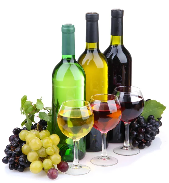 Botellas y copas de vino y surtido de uvas, aisladas sobre blanco — Foto de Stock