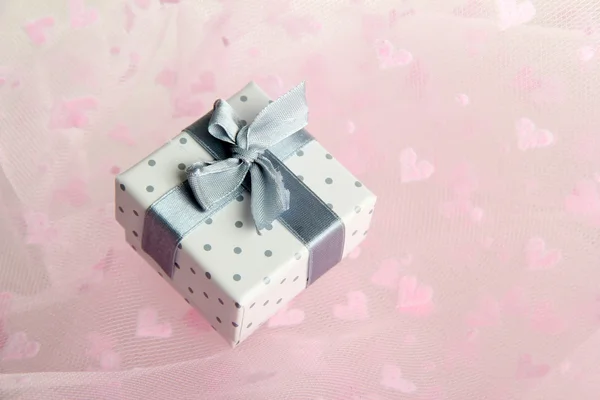 Hermosa caja de regalo romántica sobre fondo rosa —  Fotos de Stock