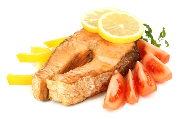 Appetitoso salmone alla griglia con limone e verdure isolate su bianco — Foto Stock