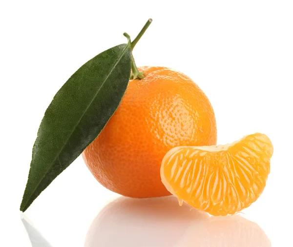 Mogen söt tangerine med blad, isolerad på vit — Stockfoto