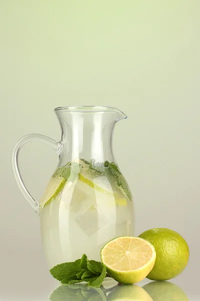 Limonada em jarro no fundo verde — Fotografia de Stock