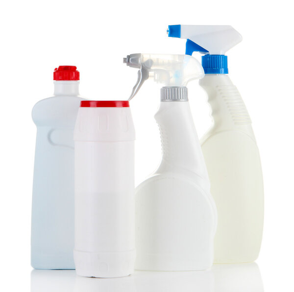 Различные виды кухонных уборщиков, изолированные на белом
