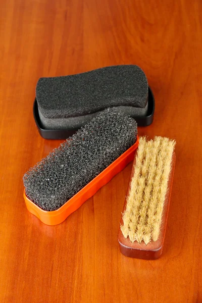 Conjunto de material para limpeza e polimento de sapatos, sobre fundo de madeira — Fotografia de Stock