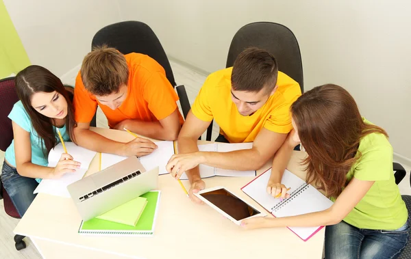 Groep van jonge studenten zitten in de kamer — Stockfoto