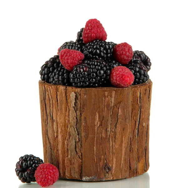 成熟的树莓和黑莓在篮子上白色隔离 — 图库照片