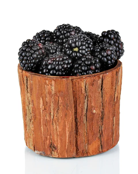 在木制篮子里甜黑莓隔离在白色 — 图库照片