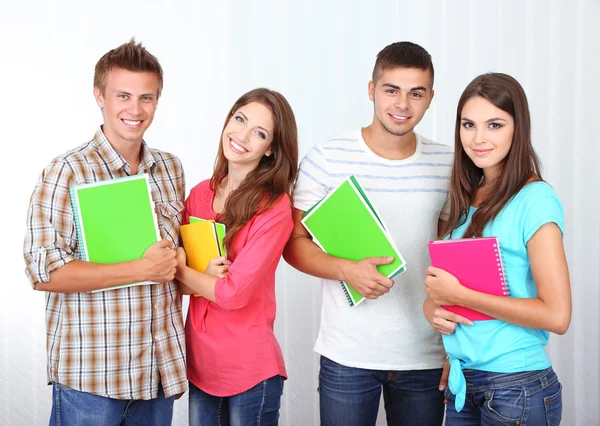 Grupo de jóvenes estudiantes felices y hermosos en la habitación — Foto de Stock