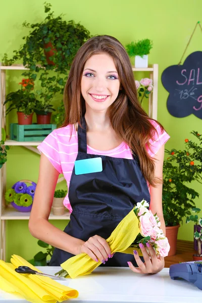 Bella fiorista ragazza con fiori nel negozio di fiori — Foto Stock