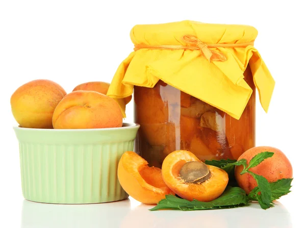 在玻璃罐子和新鲜杏、 孤立在白色杏酱 — 图库照片