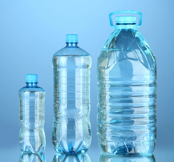 Botellas de agua, aisladas sobre blanco — Foto de Stock