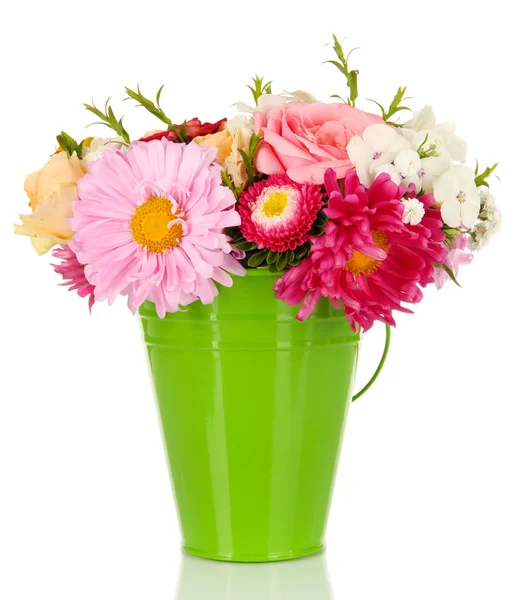 Hermoso ramo de flores brillantes en jarrón de color, aislado en blanco —  Fotos de Stock