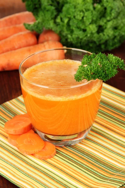 Jugo de zanahoria fresca en primer plano de la mesa — Foto de Stock