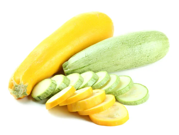 Gesneden en hele rauwe courgette, geïsoleerd op wit — Stockfoto