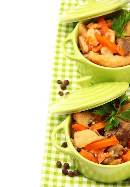 Fritar carne caseira com legumes em panelas coloridas, isoladas em branco — Fotografia de Stock