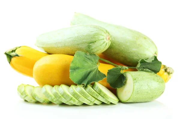 Skivad och hela råa zucchini, isolerad på vit — Stockfoto