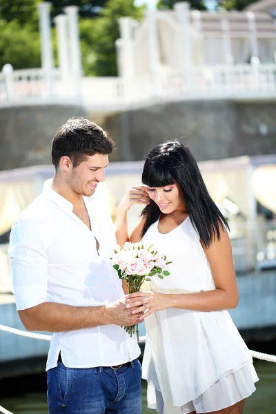 Mooie jonge romantisch paar — Stockfoto