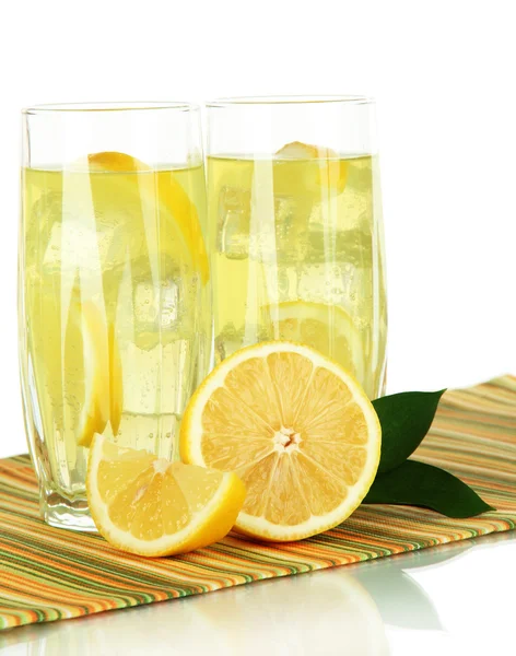 Deliciosa limonada na mesa sobre fundo branco — Fotografia de Stock