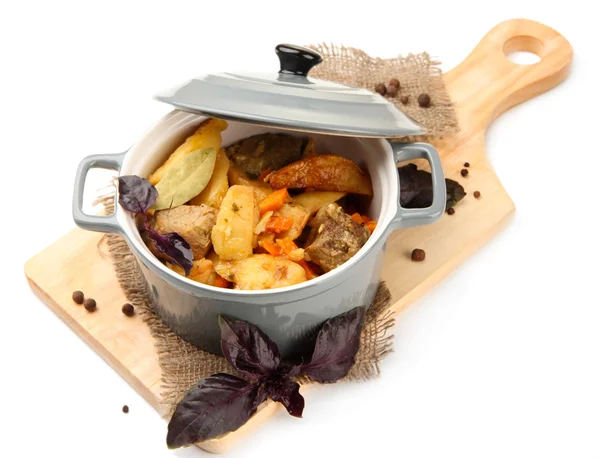 Домашняя говядина перемешать жарить с овощами в цветной сковороде, на деревянной доске, изолированные на белом — стоковое фото