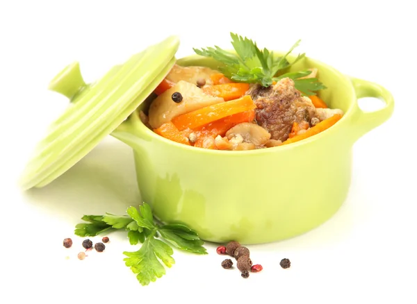 Roerbak zelfgemaakte rundvlees met groenten in kleur pan, geïsoleerd op wit — Stockfoto
