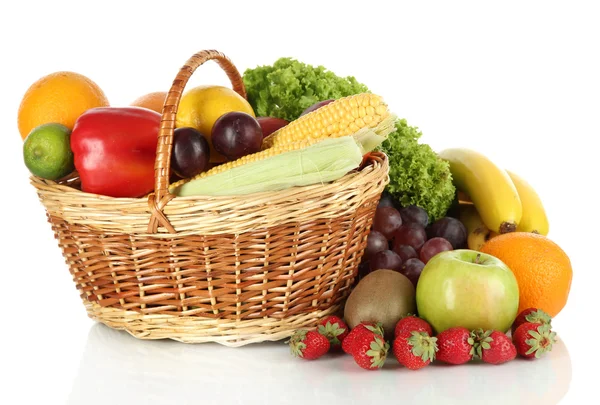 Frutas e legumes diferentes isolados em branco — Fotografia de Stock