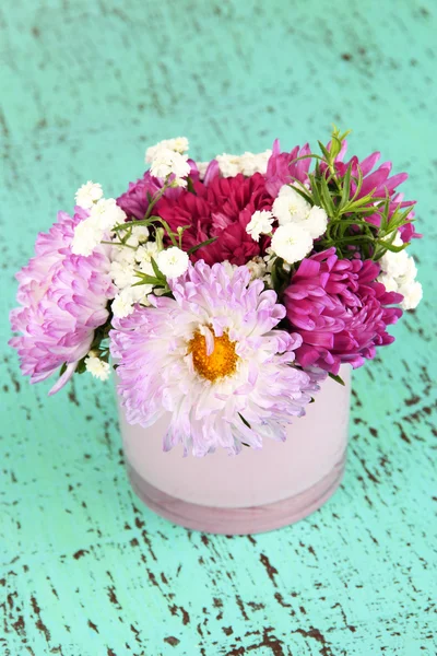 Piękny bukiet jasne kwiaty w wazonie kolor, na jasnym tle — Zdjęcie stockowe