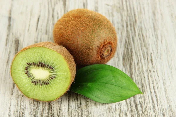 Ripe kiwi on wooden table close-up — Stock Photo, Image