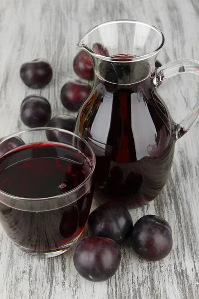 Köstlicher Zwetschgensaft auf dem Tisch aus nächster Nähe — Stockfoto