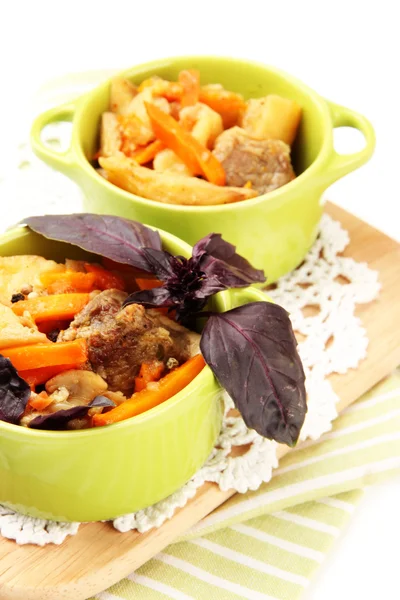 Sauté de bœuf fait maison avec des légumes dans des casseroles de couleur, isolé sur blanc — Photo