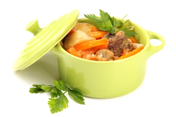 Sauté de bœuf fait maison avec des légumes dans une casserole de couleur, isolé sur blanc — Photo